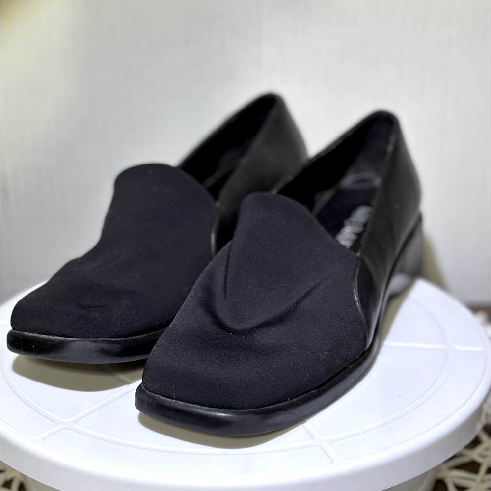 What’s What women’s 7M black “stride”leather fabric upper slip on